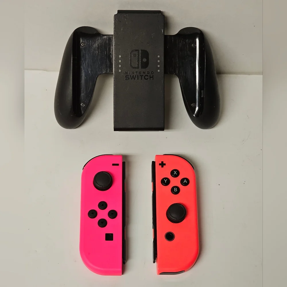 Nintendo Switch Console HAC-001(-01) JoyCon, 4 Controllers, 2 Chargers, More - Picture 8 of 12